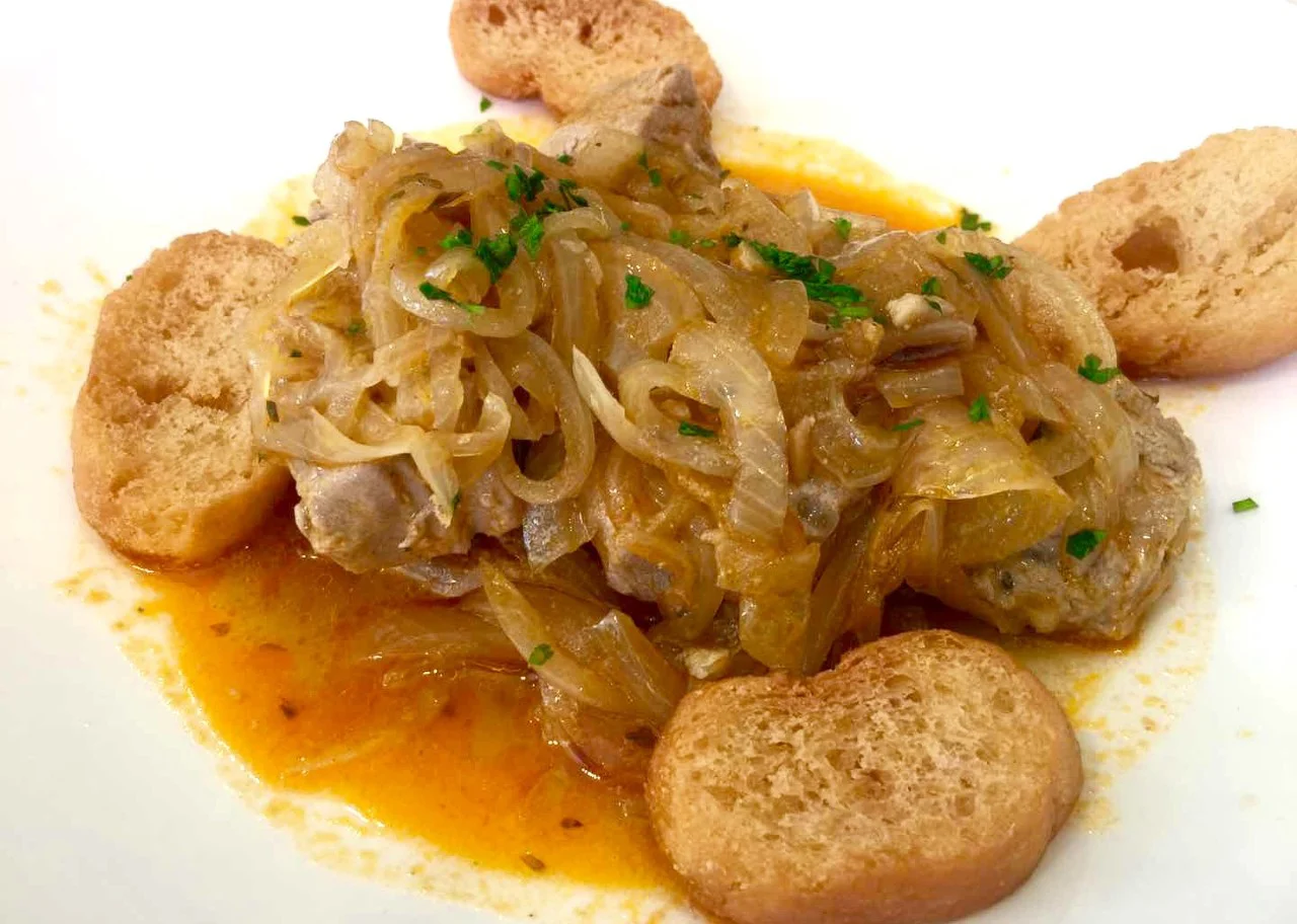 Atún Encebollado