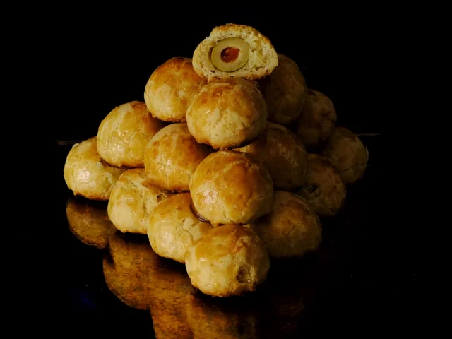 Aceitunas Envueltas en Masa de Queso