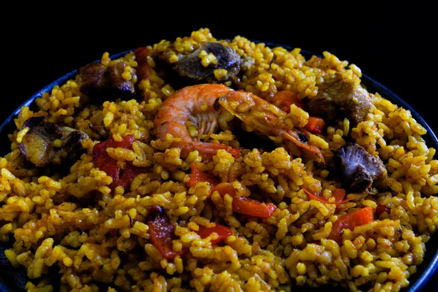 Arroz con costillas y langostinos-