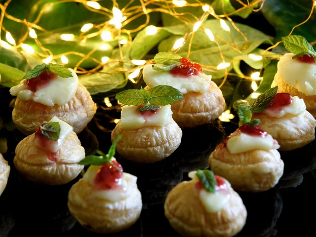 Canapés de Hojaldre y Camembert