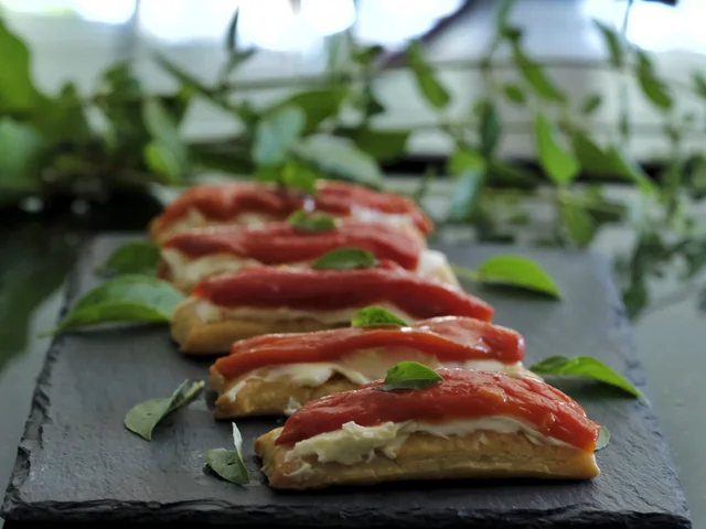 Canapes de Hojaldre y Pimientos
