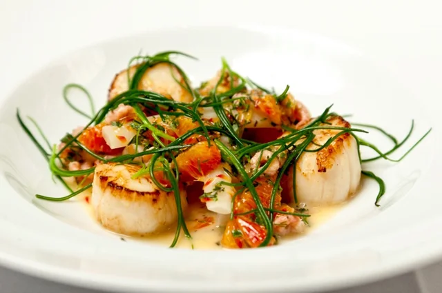 Vieiras Con Salsifís y Gambas
