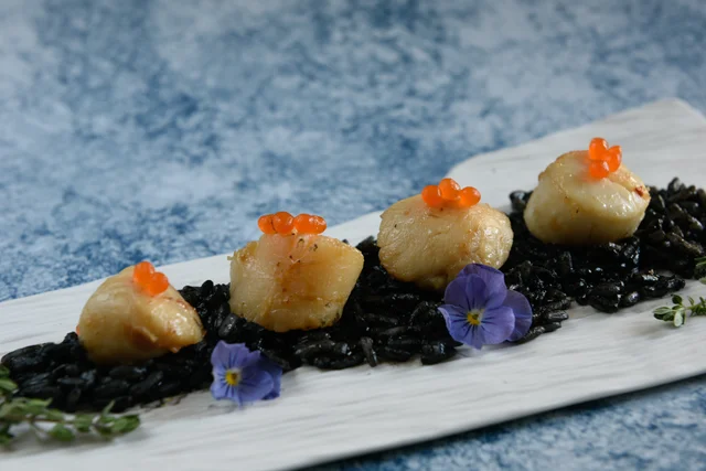 Vieiras sobre Arroz Negro