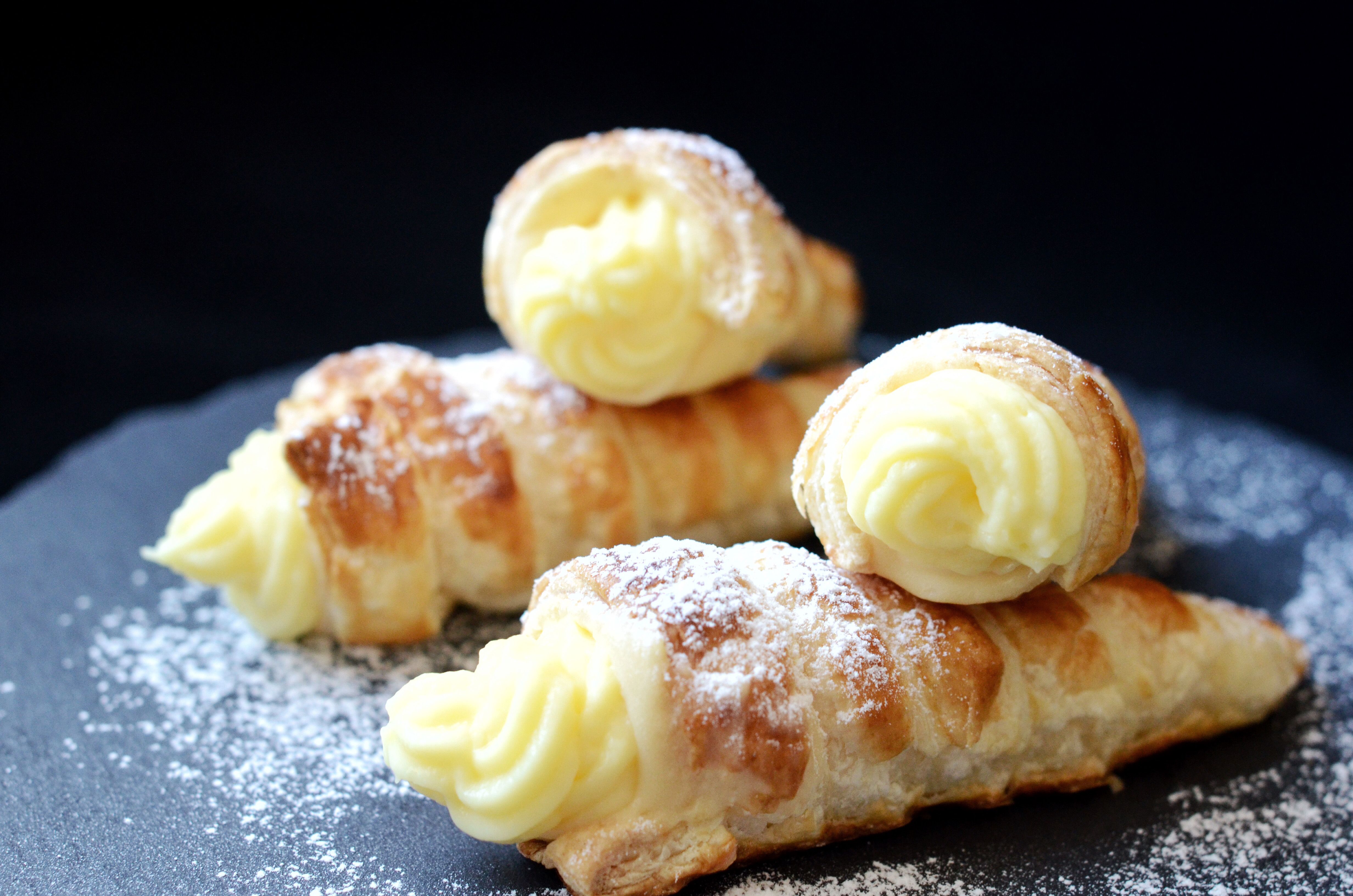 Conos de Hojaldre y Crema